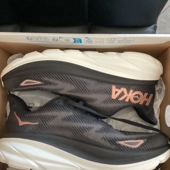 Hoka ONE ONE Clifton 9 running shoe in ROSE GOLD; brand new - Picture 2 of 6